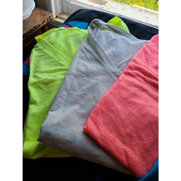 Old Navy t-shirts - Picture 2 of 7